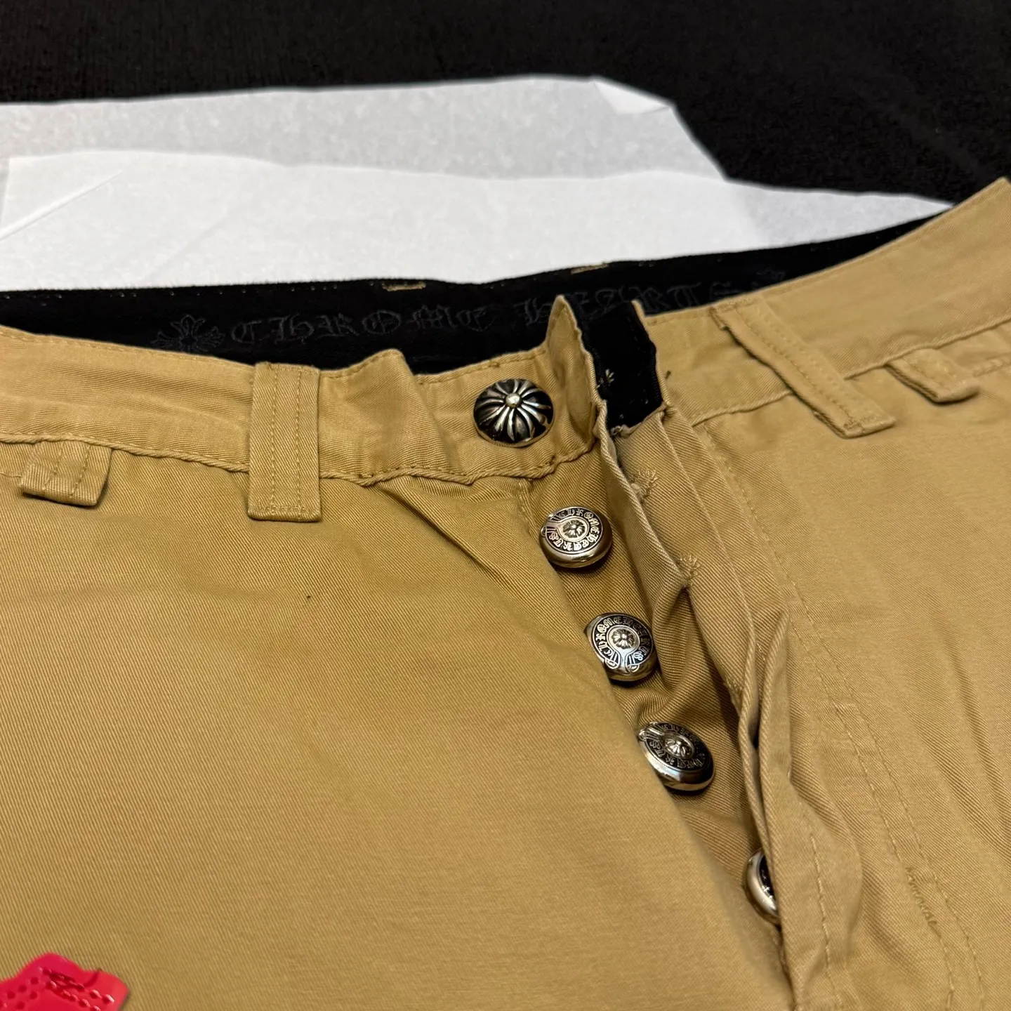 P280 Style number: D373 Chrome hearts Chrome hearts khaki stitching red leather bootcut jeans, truly restoring the ultimate vintage texture Size: 28, 30, 32, 34, 36 (S-XXL) Color: khaki stitching Size reference # 28 pants length 100 waist circumference 72 30 pants length 102 waist circumference 76 32 pants length 104 waist circumference 80 34 pants length 106 waist circumference 84 36 pants length 108 waist circumference 88
